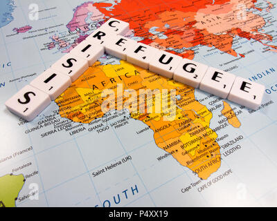 Représentation de la crise des réfugiés de personnes fuyant l'Afrique du Nord dans l'Europe continentale, Banque D'Images