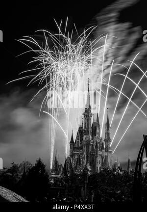 Le Royaume magique d'artifice au-dessus du Château de Cendrillon de Walt Disney World, Orlando, Floride, USA Banque D'Images