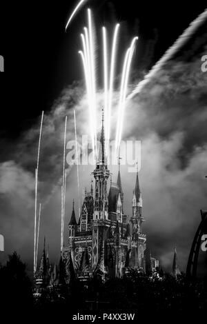 Le Royaume magique d'artifice au-dessus du Château de Cendrillon de Walt Disney World, Orlando, Floride, USA Banque D'Images