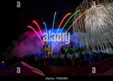 Le Royaume magique d'artifice au-dessus du Château de Cendrillon de Walt Disney World, Orlando, Floride, USA Banque D'Images