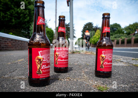 Les bouteilles de bière vides à gauche sur une rue à Brighton Banque D'Images