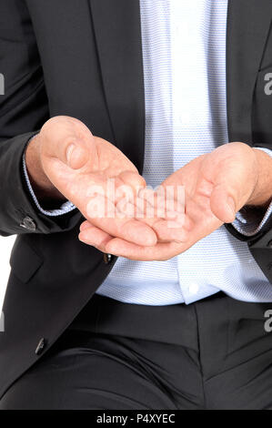 Un gros plan de la partie médiane de l'image d'un business man holding sa les mains ouvertes pour recevoir quelque chose, isolée pour fond blanc Banque D'Images