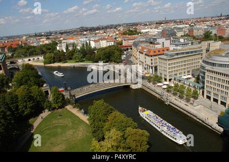 ALEMANIA. BERLIN. Panorámica de la ciudad, con embarcaciones navegando por el río Spree. Banque D'Images