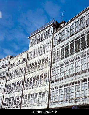 La Galice. La Corogne. Detalle de las tradicionales GALERIAS ACRISTALADAS que caracterizan l'AVENIDA DA MARIÑA (Avenida de la marina). España. Banque D'Images