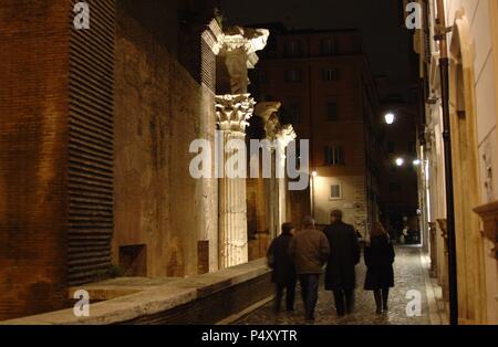 L'Italie. Rome. Les gens qui marchent dans la rue la nuit. Banque D'Images