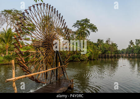 Bateau en bois traditionnel dans une petite rivière dans la région du delta du Mékong du sud du Vietnam Banque D'Images