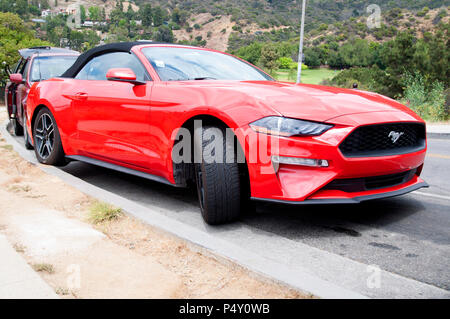 Ford Mustang rouge stationnée illégalement à Hollywood en Californie. Banque D'Images