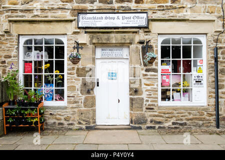 Extérieur de Blanchland Shop & bureau de poste, avec sur la porte fermée, dans Blanchland, Northumberland, Angleterre. Banque D'Images