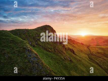 Chrome Hill vu de Parkhouse Hill dans le Peak District UK pendant le coucher du soleil Banque D'Images