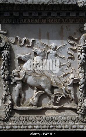 Ostia Antica. Sacellum. Autel des jumeaux. Relief représentant Cupidon transportant le char de Mars. L'Italie. Banque D'Images