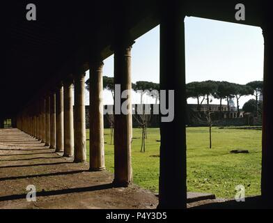 L'Italie. Pompéi. Grande salle de sport. 1er siècle après J.C. portique à colonnes ioniques. Banque D'Images