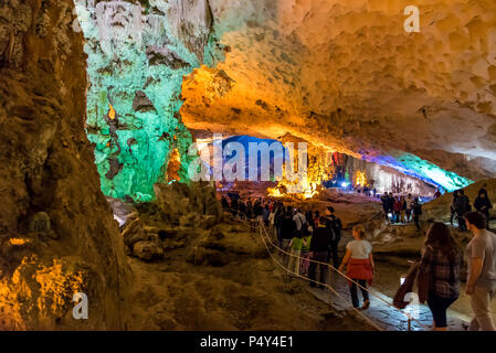 La Caverne Sung Sot dans la baie d'Halong, Vietnam Banque D'Images