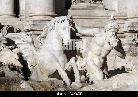 L'Italie. Rome. La fontaine de Trevi. Baroque. Conçu par Nicola Salvi et achevé par Pietro Bracci. 1762. Deux tritons guide le transport de Neptune, apprivoiser deux Hippocampe. Détail d'un triton avec un coquillage. Banque D'Images