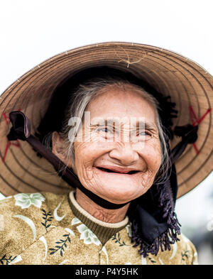 Vieille Femme sympathique avec chapeau de paille vietnamien Banque D'Images