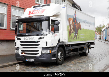 Trondheim, Norvège - 11 mai 2018 : un journal de Scania stationné dans des camions de livraison de service pour tine dans le quartier de la vieille ville. Banque D'Images