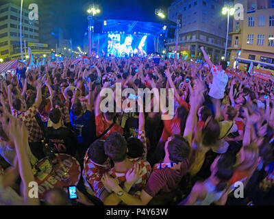 ZAGREB, CROATIE - JUIN 21 fans de football sur la place Ban Jelacic, regarder la Coupe du Monde FIFA 2018 Russie Argentine match contre la Croatie le 21 juin Banque D'Images