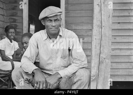 Métayer Sitting on Porch le dimanche, Little Rock, Arkansas, Usa, Ben Shahn pour la réinstallation aux États-Unis de l'Administration, Octobre 1935 Banque D'Images