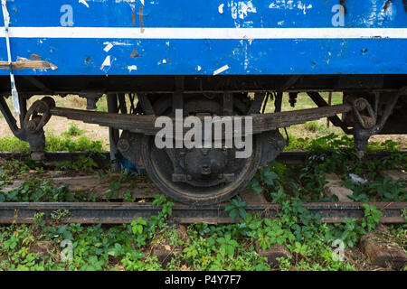 Bogie de roue de l'ancien wagon de train à voie étroite retirées du transport de passagers dans la livrée bleu peint sur l'ancienne ligne de chemin de fer les voies à Herceg Novi, Monténégro Banque D'Images