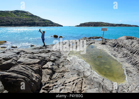 Prendre un touriste en selfies point le plus au nord de l'Australie, l'extrémité du Cap York, Cape York Peninsula, Far North Queensland, Queensland, Australie, FNQ Banque D'Images