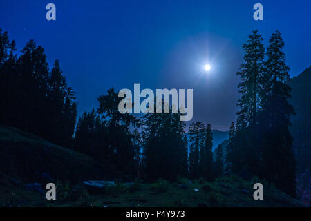 Pleine lune sur les montagnes de l'Himalaya, la vallée de Kullu Manali, Himachal Pradesh, Inde. Banque D'Images