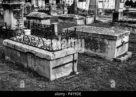 Anciennes tombes dans un cimetière, détail d'une tombe dans un vieux cimetière chrétien abandonné Banque D'Images