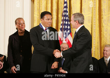 Comme Mme Lonnie Ali regarde, le président George W. Bush serre la main avec trois fois champion de boxe poids lourd du monde après Muhammad Ali lui remettant la Médaille présidentielle de la liberté mercredi 9 novembre 2005, au cours de cérémonies dans l'East Room de la Maison Blanche. Banque D'Images