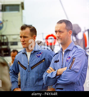 (14 avril 1965) --- Le premier équipage Gemini-Titan 4 astronautes, Edward H. White II (à gauche), pilote, et James A. McDivitt, pilote de commande, en photo à bord du navire à moteur Retriever de la NASA dans le golfe du Mexique. Banque D'Images