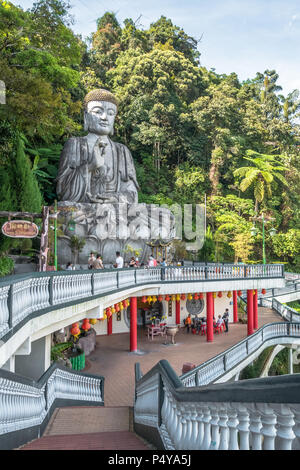 Pahang Malaisie - Octpber,18,2017 : Bouddha en pierre qui est située à Chin Swee Caves Temple, Genting Highlands.Les gens peuvent voir l'exploration autour d'elle. Banque D'Images