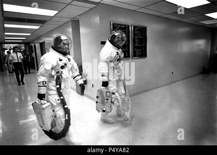 Les astronautes d'Apollo 10, John W. Young (à gauche), pilote du module de commande ; et Thomas P. Stafford, commandant, quitter le Centre spatial Kennedy (KSC) Manned Spacecraft Operations Building Banque D'Images