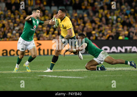 Allianz Stadium, Sydney, Australie. 23 Juin, 2018. International Rugby friendly, de l'Australie contre l'Irlande, Israël Folau de l'Australie tente de briser la défense irlandaise comme Conor Murray de l'Irlande : Crédit d'approches plus Sport Action/Alamy Live News Banque D'Images