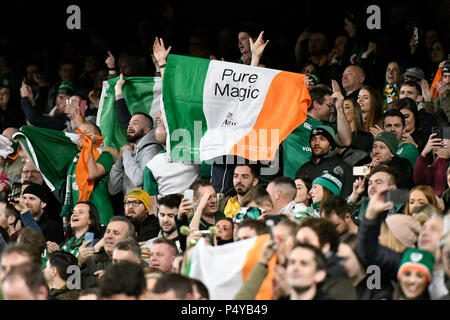 Allianz Stadium, Sydney, Australie. 23 Juin, 2018. International Rugby friendly, de l'Australie contre l'Irlande ; fans irlandais célèbre que leur équipe a battu l'Australie 20-16 Credit : Action Plus Sport/Alamy Live News Banque D'Images