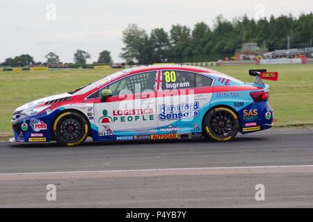 Dalton sur les tés, en Angleterre, 23 juin 2018. Tom Ingram au volant d'une Toyota Avensis pour Speedworks Motorsport durant la qualification pour la Dunlop MSA British Touring Car Championship à Croft Circuit. Crédit : Colin Edwards/Alamy Live News. Banque D'Images