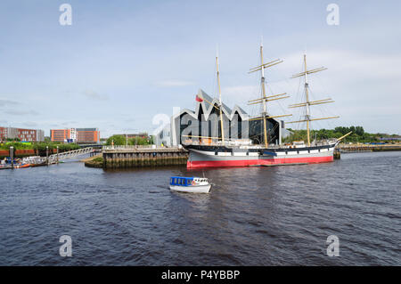 Glasgow, Ecosse, Royaume-Uni. 23 Juin, 2018. Météo britannique. Le traversier de Govan commence la nouvelle saison estivale de prendre de passagers sur la rivière Clyde à partir de Govan au Riverside Museum et Tall Ship, Glenlee, par un beau jour ensoleillé à intervalles réguliers. Credit : Skully/Alamy Live News Banque D'Images