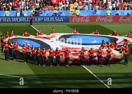 Moscou, Russie. 23 Juin, 2018. Les membres du personnel d'afficher un logo de la Coupe du Monde de Géant avant la Coupe du Monde FIFA 2018 match du groupe G entre la Belgique et la Tunisie à Moscou, Russie, le 23 juin 2018. La Belgique a gagné 5-2. Credit : Wang Yuguo/Xinhua/Alamy Live News Banque D'Images