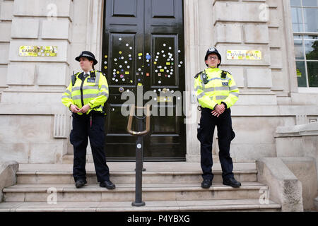 Vote du peuple, Londres, Royaume-Uni, 23 juin 2018. Les policiers montent la garde à l'extérieur du Bureau du Conseil des ministres des gouvernements à Whitehall après les portes ont été plâtrés, arrêt Brexit autocollants par des manifestants Brexit - Photo Steven Mai /Alamy Live News Banque D'Images