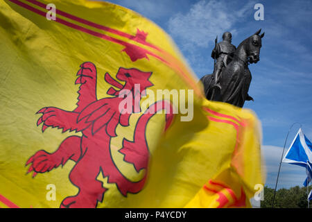 Stirling, Ecosse, Royaume-Uni. 23 juin 2018. Pro-Scottish marche de l'indépendance, organisée dans le "tout sous un seul nom d'ouverture", dans les rues et à la bataille, et statue du roi Robert the Bruce, dans la région de Bannockburn sur le 704e anniversaire de la bataille de Bannockburn. Il a été estimé que 10 000 personnes ont pris part à l'appel de mars pour un second référendum sur l'indépendance. Crédit Photo Jeremy Sutton-Hibbert/Alamy Live News. Banque D'Images