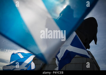 Stirling, Ecosse, Royaume-Uni. 23 juin 2018. Pro-Scottish marche de l'indépendance, organisée dans le "tout sous un seul nom d'ouverture", dans les rues et à la bataille, et statue du roi Robert the Bruce, dans la région de Bannockburn sur le 704e anniversaire de la bataille de Bannockburn. Il a été estimé que 10 000 personnes ont pris part à l'appel de mars pour un second référendum sur l'indépendance. Crédit Photo Jeremy Sutton-Hibbert/Alamy Live News. Banque D'Images