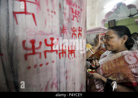 Agartala, Tripura, Inde. 23 Juin, 2018. Une femme indienne appliquant vermillon sur son visage pendant le festival.Ambubachi la croix gammée est une figure géométrique et une ancienne icône religieuse qui est tiré de vermillon sur le mur du temple dans le cadre des rituels d'Ambubachi à Agartala, capitale de l'Etat de Tripura, nord-est de l'Inde. Credit : Saha Abishai SOPA/Images/ZUMA/Alamy Fil Live News Banque D'Images