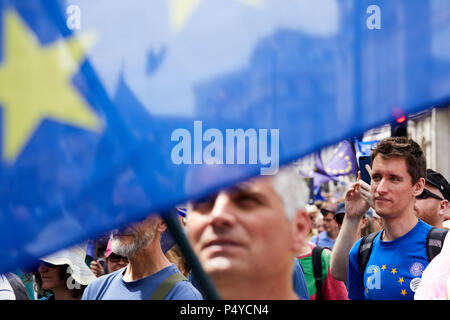 Londres, Royaume-Uni. 23 juin 2018 marcheurs : sur le vote du peuple en mars, devant un drapeau de l'UE. Crédit : Kevin Frost/Alamy Live News Banque D'Images