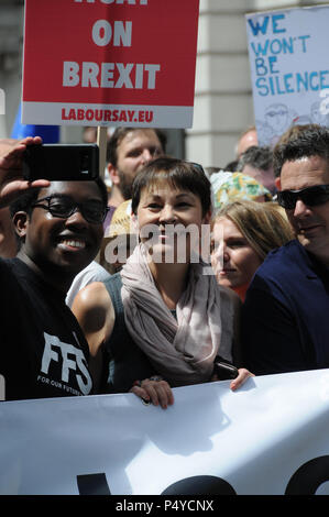 Un homme prend un avec le Parti Vert selfies MP, Caroline Lucas, à la Mars pour Brexit, Londres, Royaume-Uni. Banque D'Images