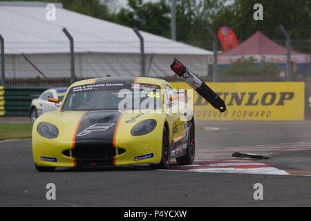 Dalton sur les tés, en Angleterre, 23 juin 2018. Fin deux marqueurs vert supprime les cours de conduite dans la séance de qualification du Championnat Junior Elite pour BMW Motorsport. Crédit : Colin Edwards/Alamy Live News. Banque D'Images