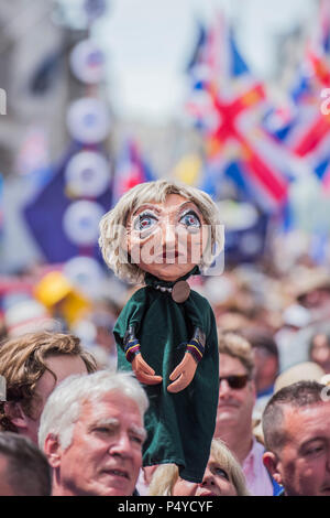 Londres, Royaume-Uni. 23 juin 2018. Une marionnette effigie de Theresa peut, à l'avant - Mars du peuple pour un vote sur l'accord final Brexit. Coïncide avec le deuxième anniversaire de la Référendum 2016 il est organisé par des militants de l'Union européenne pro, Brexit. Crédit : Guy Bell/Alamy Live News Banque D'Images