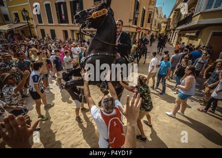 Ciutadella, Espagne. 23 Juin 2018 : 'UN' caixer (cheval-cavalier) se dresse sur son cheval entouré par une foule enthousiaste avant la naissance des Caragol 'parade' à la veille de la traditionnelle 'Sant Joan" (Saint John) festival à ciutadella de menorca Crédit : Matthias Rickenbach/Alamy Live News Banque D'Images