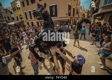 Ciutadella, Espagne. 23 Juin 2018 : 'UN' caixer (cheval-cavalier) se dresse sur son cheval entouré par une foule enthousiaste avant la naissance des Caragol 'parade' à la veille de la traditionnelle 'Sant Joan" (Saint John) festival à ciutadella de menorca Crédit : Matthias Rickenbach/Alamy Live News Banque D'Images