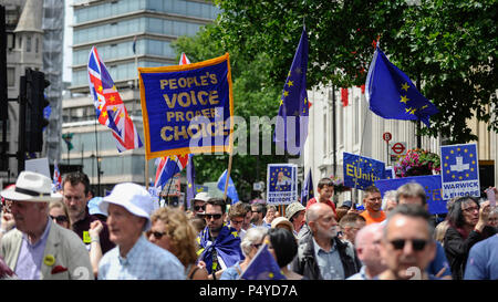 Londres, Royaume-Uni. 23 juin 2018. Des milliers de personnes à pied à travers le centre de Londres en prenant part au vote du peuple de mars, demandant à voter sur la dernière Brexit deal.Crédit : Stephen Chung / Alamy Live News Banque D'Images