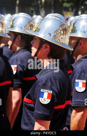 Lyon, France, 23 juin 2018 : Les pompiers du 11e Bataillon de Chasseurs français sont accueillis à la Préfecture du Rhône, à Lyon (Centre-est de la France) le 23 juin 2018, alors qu'ils prennent part à la cérémonie officielle de présentation de cette unité, choisi à souiller à Cthe Champs Elysés, à Paris, à l'occasion de la parade du 14 juillet. Crédit photo : Serge Mouraret/Alamy Live News Banque D'Images