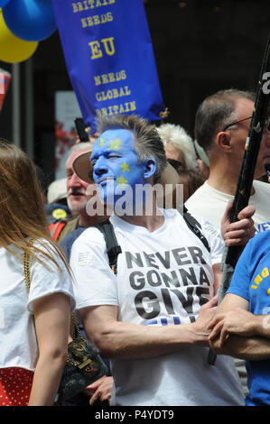 Un manifestant pro-UE avec face bleue, peinture à la Mars pour Brexit, Londres, Royaume-Uni. Banque D'Images