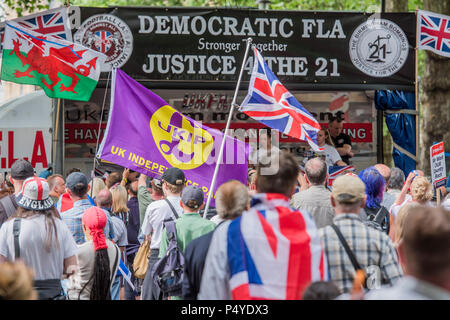 Londres, Royaume-Uni. 23 juin 2018. Un compteur de mars par une centaine de manifestants de droite appel à Brexit, la liberté de Tommy Robinson, sous le slogan "vrais hommes lutter', et le droit à la liberté de parole. Ils sont kettled par la police avant qu'ils arrivent à la place du Parlement. Le groupe a été organisé par l'Alliance et l'gars de football la liberté d'association. Crédit : Guy Bell/Alamy Live News Banque D'Images