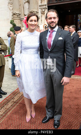 Luxembourg, Luxembourg. 23 Juin, 2018. Le Prince Félix et la Princesse Claire de Luxembourg congé au Cathe ?drale Notre-Dame de Luxembourg, le 23 juin 2018, après avoir assisté à la la Deum à l'occasion de la Journée nationale du Luxembourg Photo : Albert Nieboer/Pays-Bas/Point de vue - PAS DE SERVICE DE FIL - Crédit : Albert Nieboer/RoyalPress/dpa/Alamy Live News Banque D'Images