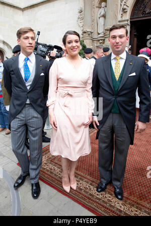 Luxembourg, Luxembourg. 23 Juin, 2018. Le Prince Louis, la Princesse Alexandra et le Prince Sébastien de Luxembourg congé au Cathe ?drale Notre-Dame de Luxembourg, le 23 juin 2018, après avoir assisté à la la Deum à l'occasion de la Journée nationale du Luxembourg Photo : Albert Nieboer/Pays-Bas/Point de vue - PAS DE SERVICE DE FIL - Crédit : Albert Nieboer/RoyalPress/dpa/Alamy Live News Banque D'Images